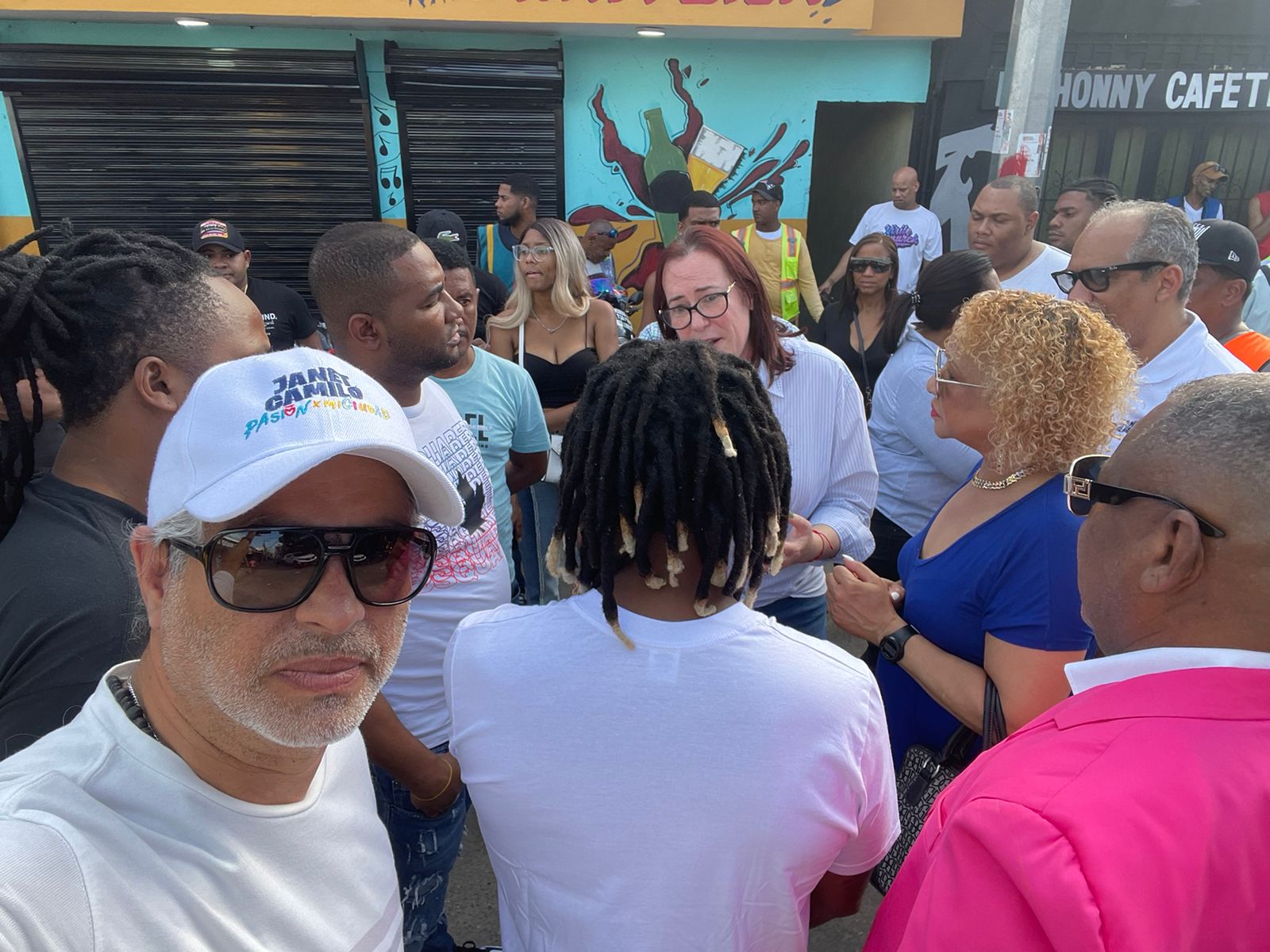 Janet Camilo recorre Capotillo con el urbano “Demetal”
